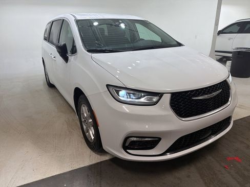 Used 2024 Chrysler Pacifica Touring-L image 18