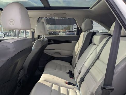 Used 2019 Kia Sorento SX image 14