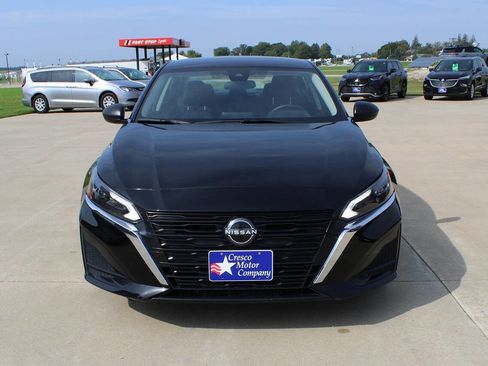 Used 2024 Nissan Altima 2.5 SV image 2