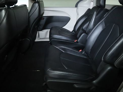 Used 2024 Chrysler Pacifica Limited FWD image 14