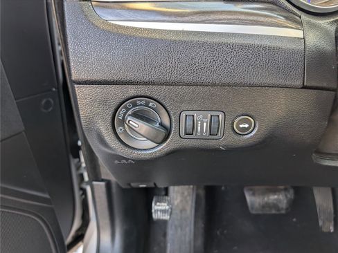 Used 2019 Chrysler 300 Touring image 18