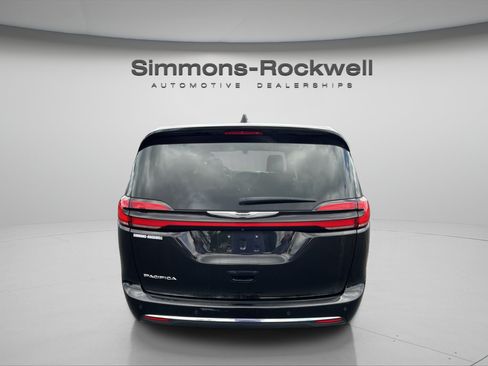 Used 2025 Chrysler Pacifica Select FWD image 4