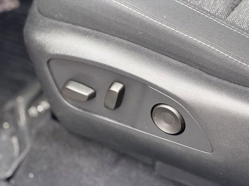 Used 2025 Chevrolet Traverse LT w/ Driver Confidence Package image 7