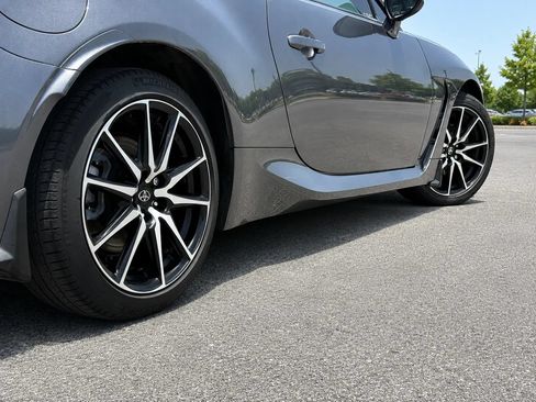 Used 2022 Toyota GR86 RWD image 9