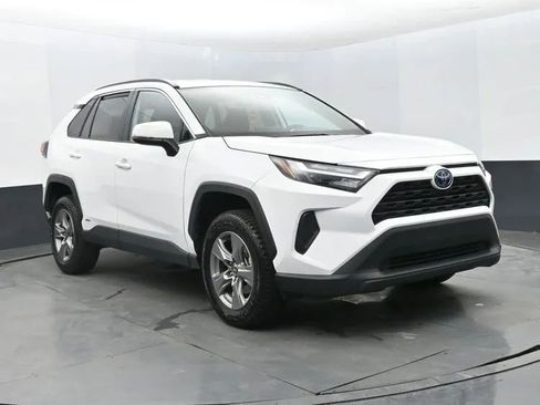 Used 2024 Toyota RAV4 XLE AWD/4WD image 2