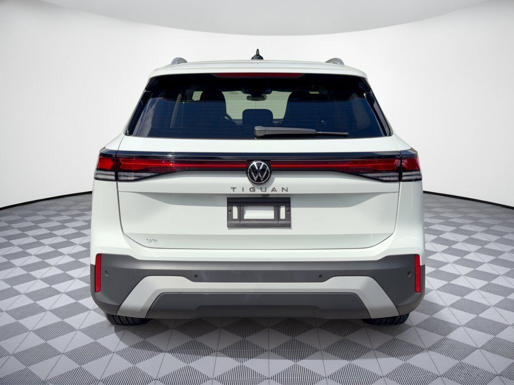 Used 2025 Volkswagen Tiguan SE FWD image 11