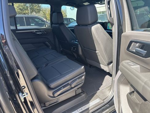 Used 2026 Chevrolet Suburban LT image 17