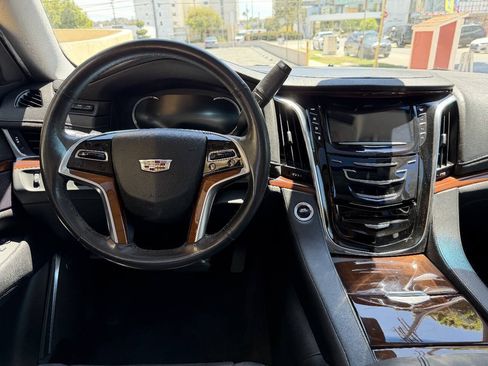 Used 2018 Cadillac Escalade ESV Luxury RWD image 8