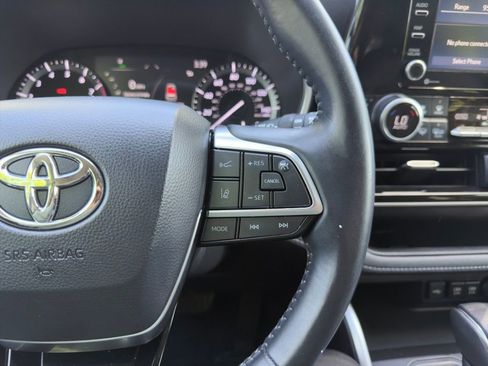 Used 2021 Toyota Highlander XLE AWD/4WD image 7
