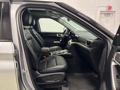 Used 2021 Ford Explorer XLT w/ Equipment Group 202A image 31