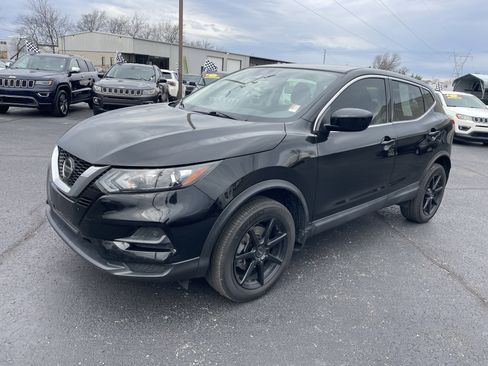 Used 2020 Nissan Rogue Sport S image 2