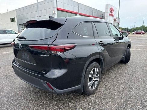 Used 2024 Toyota Highlander XLE AWD/4WD image 4
