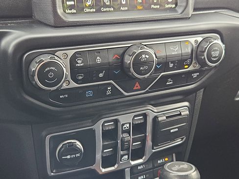 Used 2023 Jeep Wrangler Sahara w/ Cold Weather Group image 26