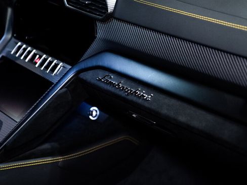 Used 2023 Lamborghini Urus Performante AWD/4WD image 18