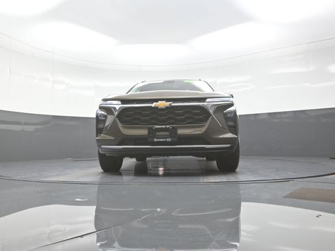 Used 2024 Chevrolet Trax LT w/ LT Convenience Package FWD image 10