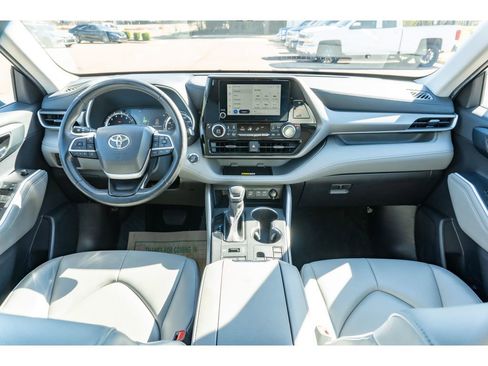 Used 2023 Toyota Highlander XLE image 21