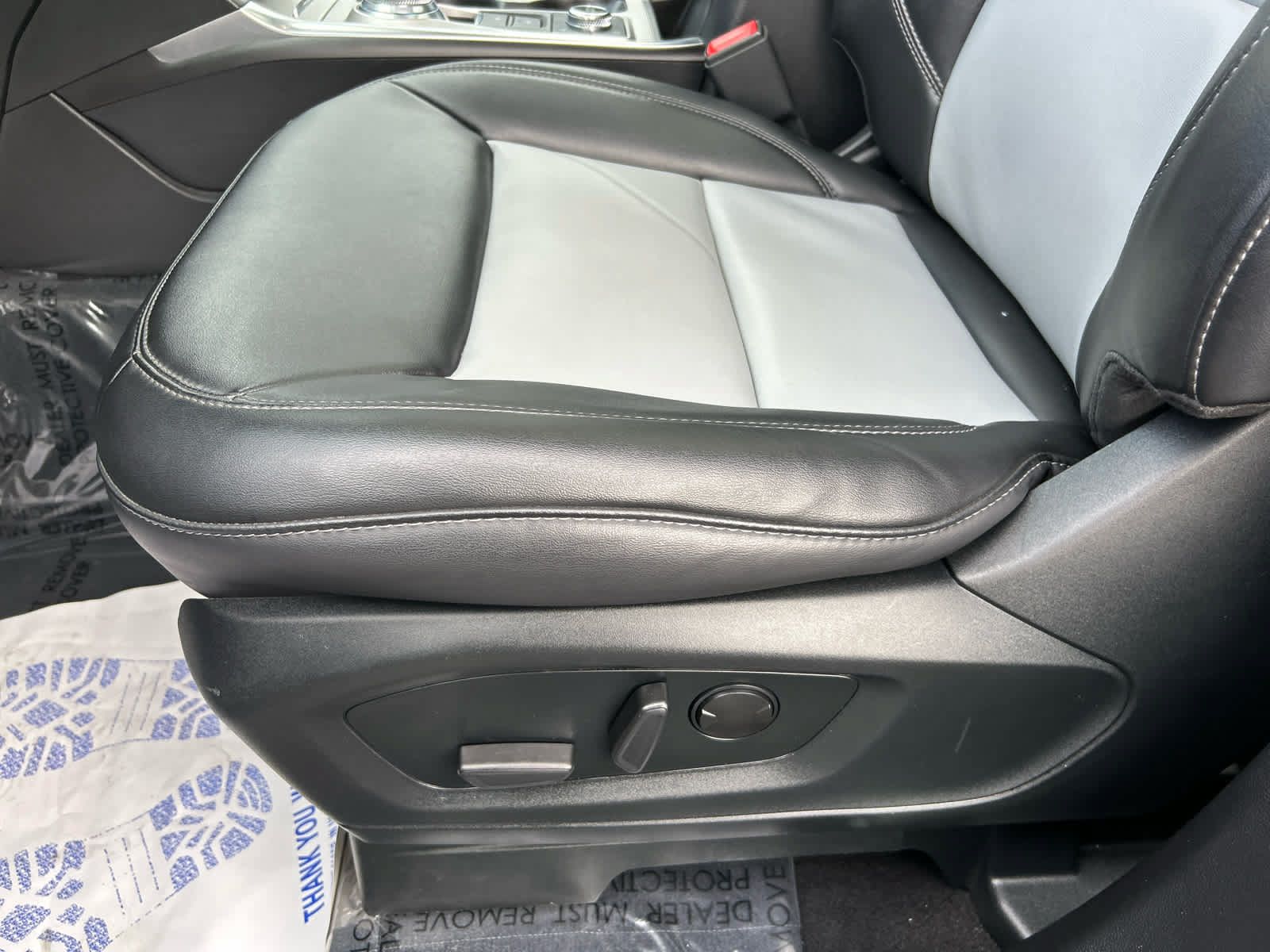 Used 2024 Ford Explorer XLT w/ Equipment Group 202A AWD/4WD image 12