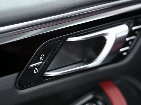 Certified 2025 Porsche Macan image 19