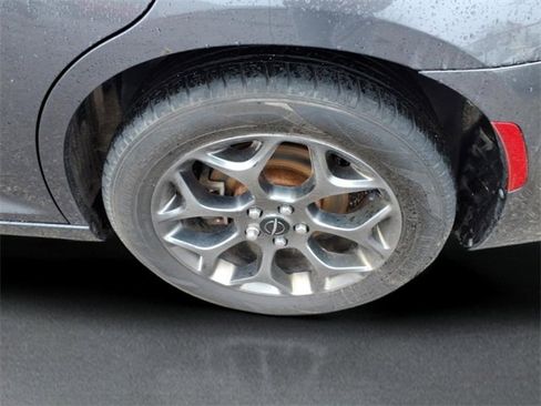 Used 2016 Chrysler 300 S image 7