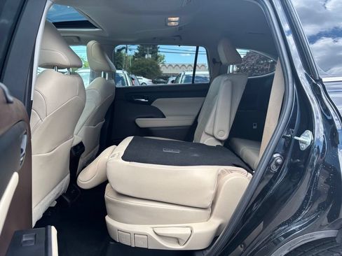 Used 2021 Toyota Highlander XLE AWD/4WD image 20