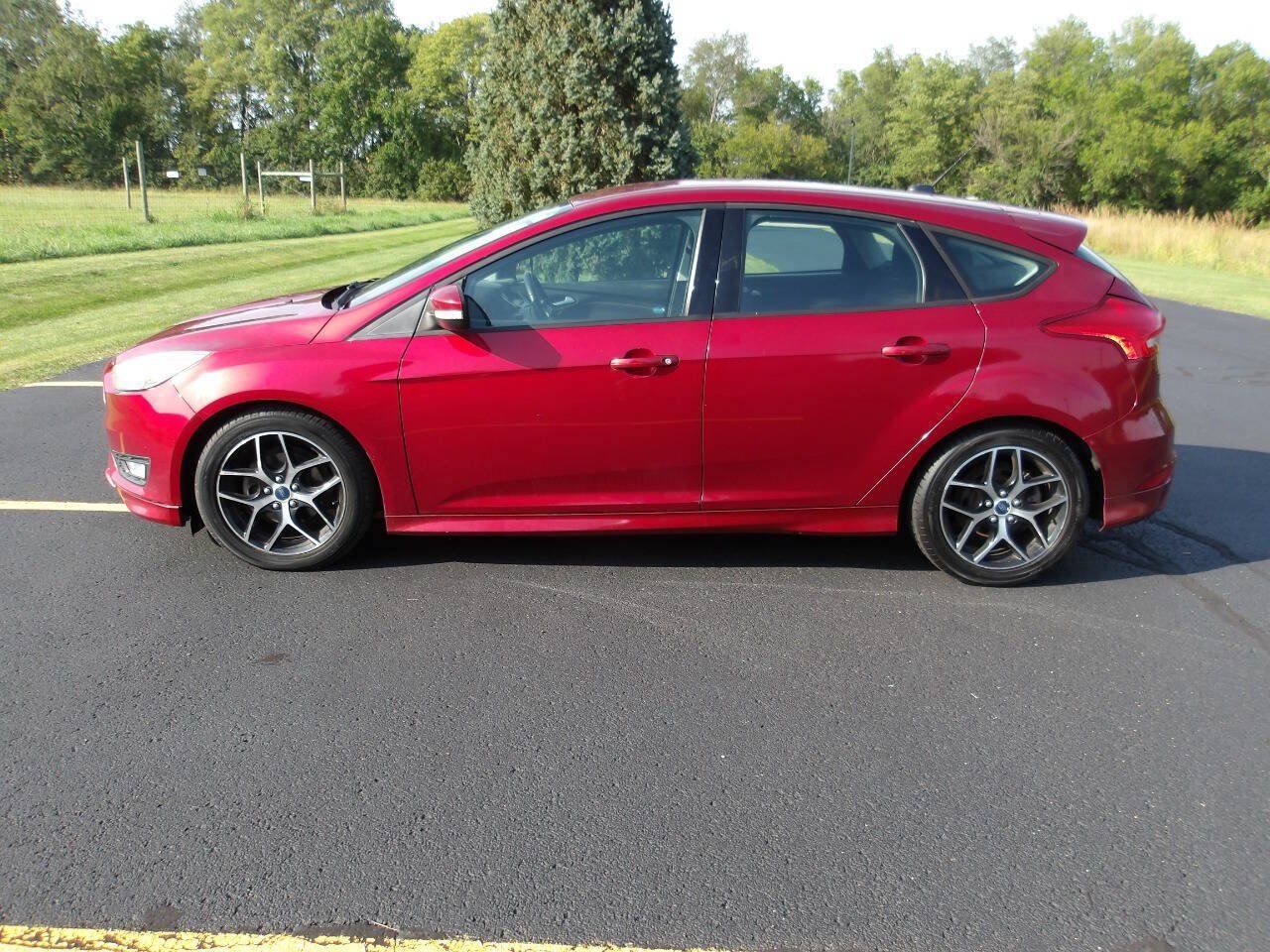 Used 2015 Ford Focus SE w/ SE Sport Package FWD image 10