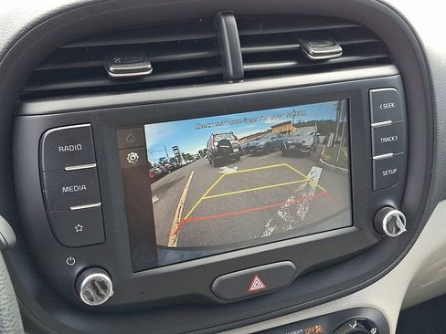 Used 2025 Kia Soul LX FWD image 18