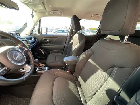 Used 2023 Jeep Renegade Latitude w/ Premium Group image 10