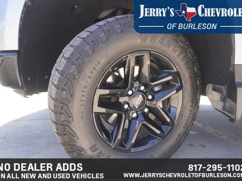 Used 2024 Chevrolet Silverado 1500 Custom Trail Boss w/ LPO, Dark Essentials Package AWD/4WD image 12