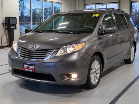 Used 2014 Toyota Sienna XLE w/ XLE Premium Package image 3