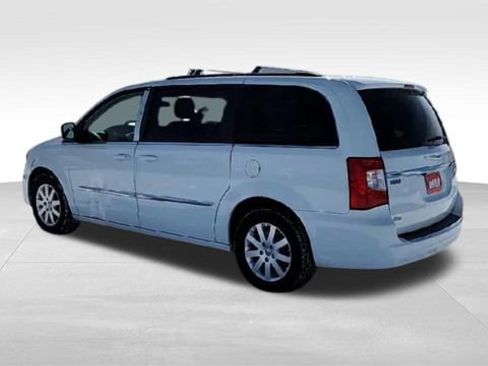 Used 2016 Chrysler Town & Country Touring image 6