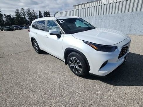 Used 2023 Toyota Highlander XLE image 3