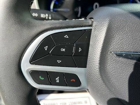 Used 2023 Chrysler Pacifica Touring-L FWD image 15