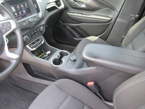 Used 2024 GMC Terrain SLE FWD image 16