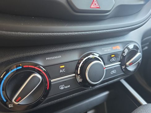 Certified 2025 Kia Soul LX w/ LX Technology Package FWD image 16
