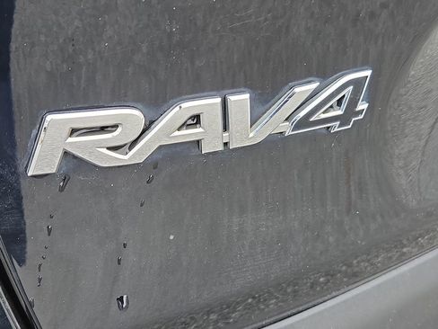 Used 2021 Toyota RAV4 XLE Premium image 12