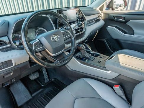Used 2022 Toyota Highlander XLE image 23