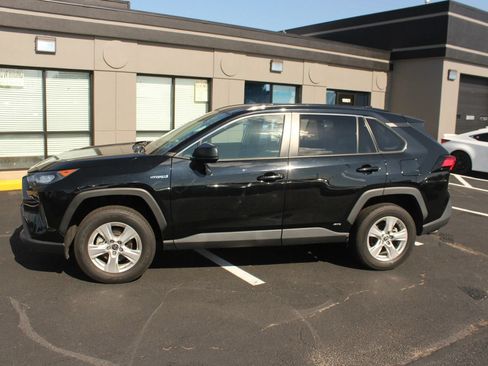 Used 2021 Toyota RAV4 LE AWD/4WD image 2