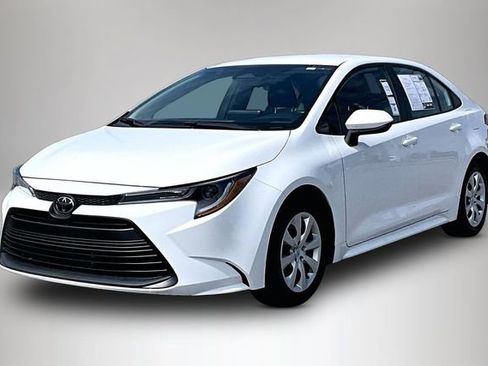 Used 2025 Toyota Corolla LE FWD image 2