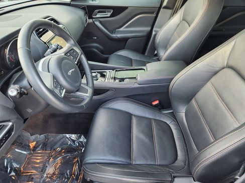 Used 2018 Jaguar F-PACE Prestige image 12