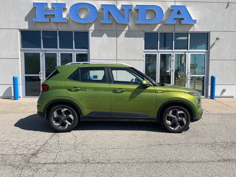 Used 2024 Hyundai Venue SEL FWD image 4