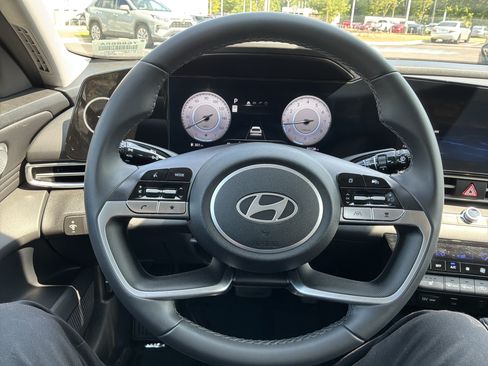 Used 2025 Hyundai Elantra SEL FWD image 18