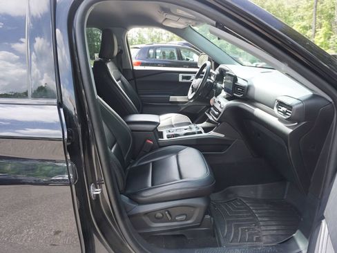 Used 2021 Ford Explorer XLT w/ Equipment Group 202A AWD/4WD image 16