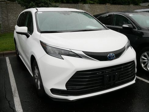 Certified 2025 Toyota Sienna LE FWD image 3
