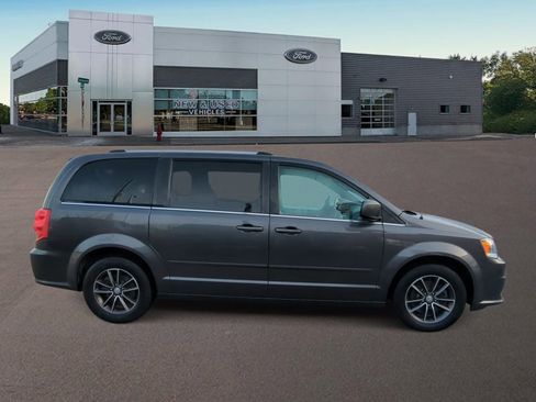 Used 2017 Dodge Grand Caravan SXT image 12