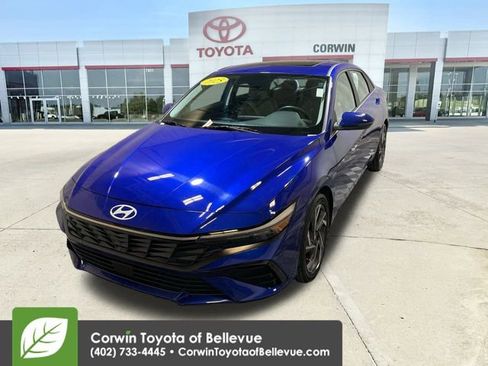 Used 2025 Hyundai Elantra Limited image 4