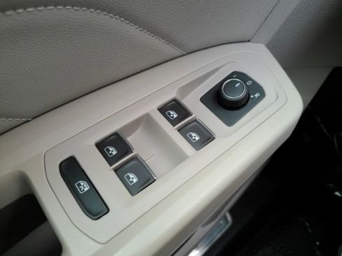 Used 2021 Volkswagen Atlas SE w/ Panoramic Sunroof Package FWD image 35