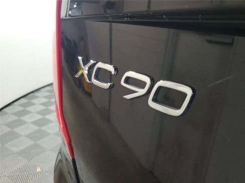Certified 2025 Volvo XC90 B5 Plus w/ Protection Package AWD/4WD image 7