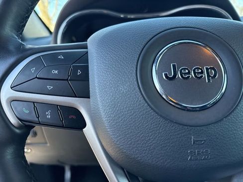 Certified 2022 Jeep Grand Cherokee Laredo X image 36