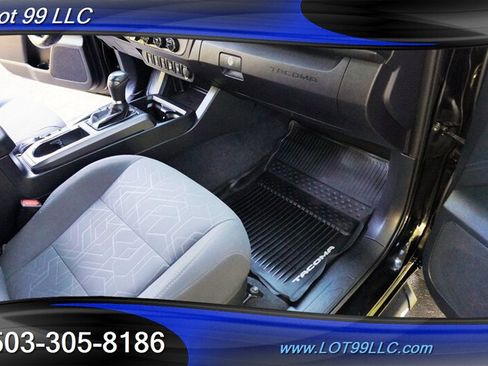 Used 2017 Toyota Tacoma TRD Off-Road w/ Premium & Technology Package AWD/4WD image 34