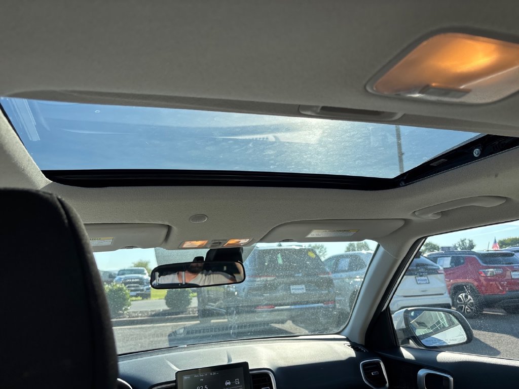 Used 2025 Hyundai Venue SEL FWD image 21